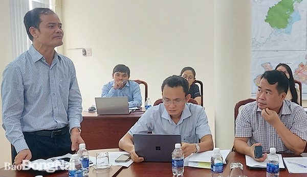 Chi cục trưởng Chi cục Quản lý đất đai Nguyễn Hồng Quế nêu ý kiến tại cuộc họp