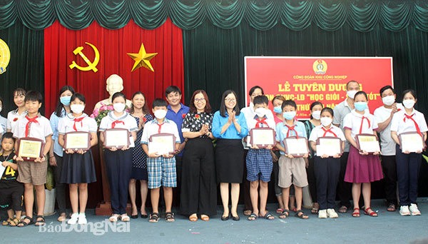 Công đoàn Khu công nghiệp Biên Hòa trao thưởng cho các em học sinh Học giỏi - sống tốt. Ảnh: Lan Mai