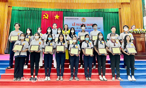 Các em học sinh con công nhân viên chức lao động được Liên đoàn Lao động H.Long Thành khen thưởng. Ảnh: Lan Mai