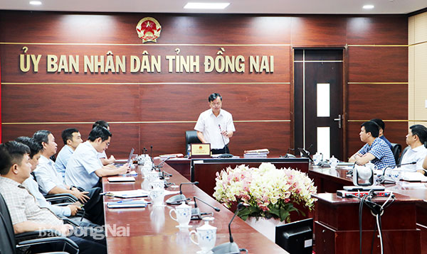 Chủ tịch UBND tỉnh Cao Tiến Dũng phát biểu tại phiên họp. Ảnh: Phạm Tùng