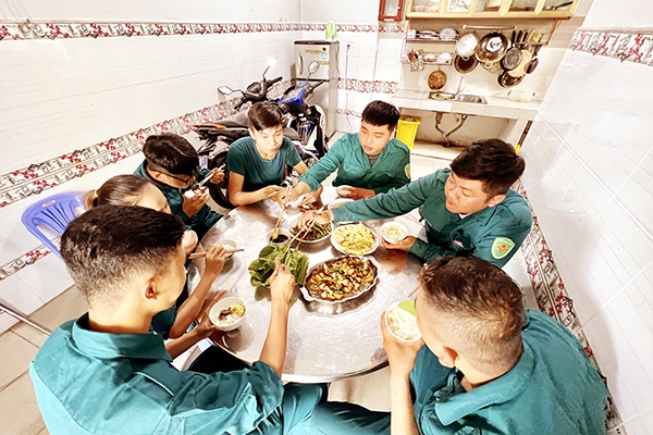 Bữa ăn hằng ngày của dân quân P.Hóa An có thêm rau xanh tự trồng ngay trong trụ sở UBND phường