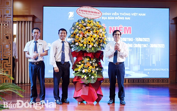  Phó chủ tịch UBND tỉnh Nguyễn Sơn Hùng tặng hoa chúc mừng VNPT Đồng Nai