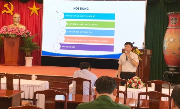 TS.Đào Văn Thành, Phó giám đốc Trung tâm Công nghệ thông tin – cơ yếu Văn phòng Trung ương Đảng trình bày các chuyên đề tại hội nghị