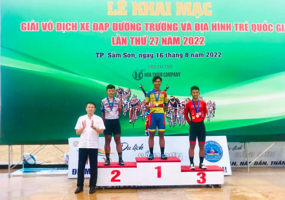 Cua-rơ trẻ Đồng Nai Trần Trọng Phúc nhận HCĐ nội dung xuất phát đồng hàng cá nhân lứa tuổi dưới 16