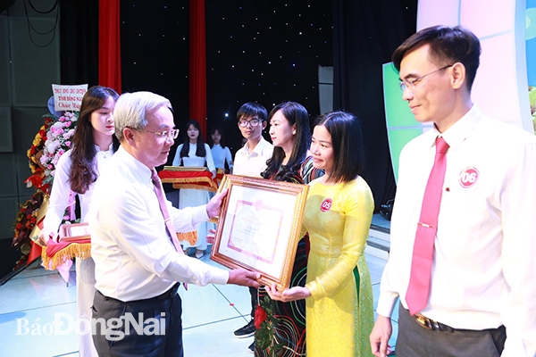 Ủy viên Ban TVTU, Chủ tịch Ủy ban MTTQ Việt Nam tỉnh Cao Văn Quang trao bằng khen của UBND tỉnh cho các cá nhân có thành tích xuất sắc năm học 2021-2022
