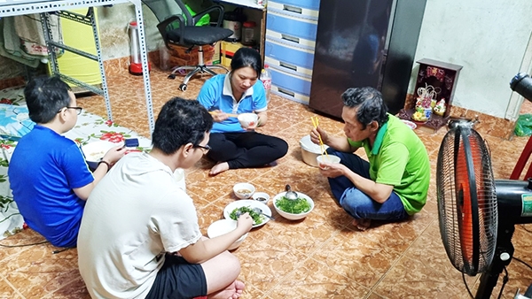 Gia đình anh Nguyễn Duy Khánh với bữa cơm tối tại nhà trọ P.Tam Hiệp (TP.Biên Hòa). Ảnh: T.My