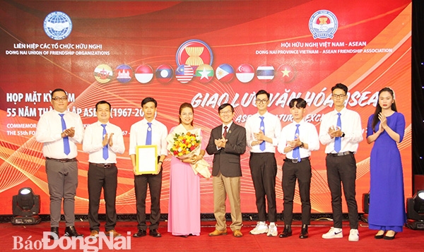 Lãnh đạo Hội Hữu nghị Việt Nam - ASEAN trao quyết định thành lập 2 chi hội hữu nghị Việt Nam - ASEAN tại Trường đại học Lạc Hồng và Trường đại học Đồng Nai.