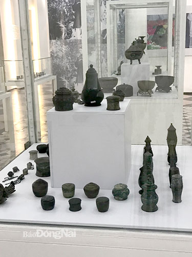Một số dụng cụ phục vụ ăn trầu được trưng bày tại triển lãm. Ảnh: Lâm Viên