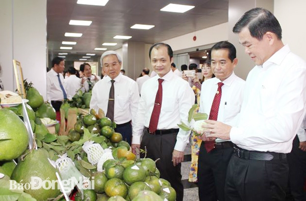Bí thư Tỉnh ủy Nguyễn Hồng Lĩnh tham quan các gian hàng trưng bày nông sản của Đồng Nai tại hội nghị. 