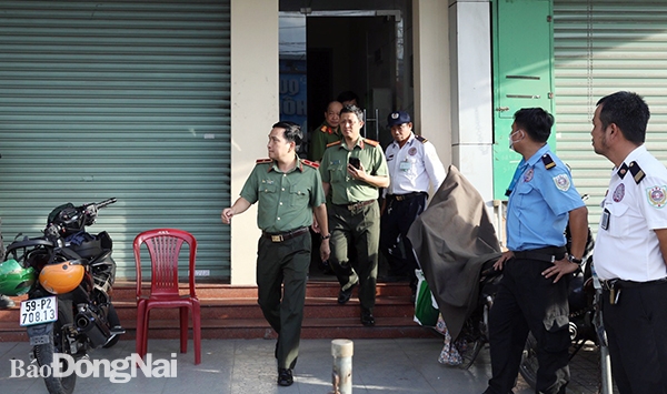 Thiếu tướng Nguyễn Sỹ Quang, Giám đốc Công an tỉnh trực tiếp có mặt tại hiện trường để chỉ đạo điều tra. (Ảnh CTV)
