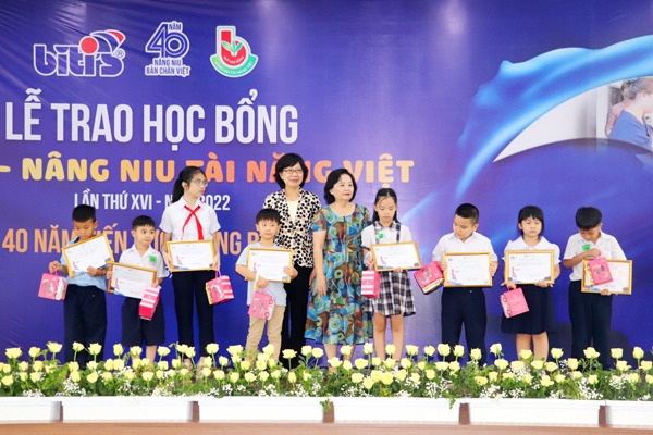 Bà Lai Khiêm (giữa) trao học bổng năm học 2021-2022 cho con em người lao động có thành tích học giỏi trong công ty