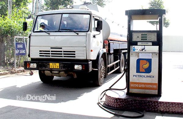 Xe bồn chở xăng, dầu từ đơn vị đầu mối đã đến tiếp nhiên liệu cho một cửa hàng xăng, dầu trên đường Võ Thị Sáu (TP.Biên Hòa). Ảnh: Hải Hà