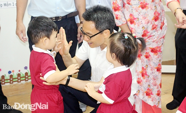 Phó Thủ tướng thăm hỏi các bé mầm non là con công nhân