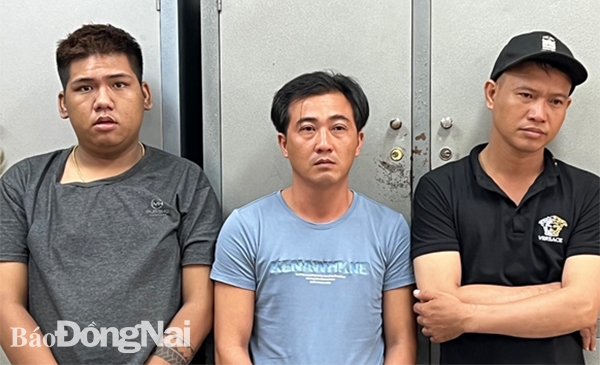 Các đối tượng từ trái qua: Võ Minh Thông, Nguyễn Duy Tính và Nguyễn Mạnh Thường đang bị công an tạm giữ hình sự.