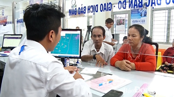 Người dân đến giải quyết TTHC tại bộ phận tiếp nhận và trả kết quả huyện Thống Nhất