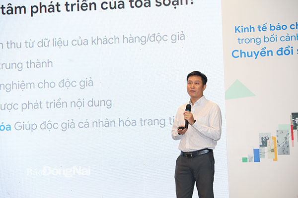 Ông Nguyễn Hoàng Nhật, Phó tổng biên tập Báo điện tử VietnamPlus trình bày chuyên đề Xây dựng nền tảng để chuyển đổi mô hình kinh doanh theo hướng dữ liệu. Ảnh: Huy Anh