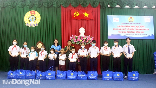 Đại diện Liên đoàn Lao động tỉnh và Tập đoàn Viettel trao học bổng cho các em học sinh