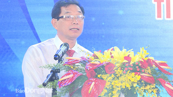 Phó chủ tịch UBND tỉnh Võ Văn Phi phát biểu tại buổi lễ. Ảnh: Minh Thanh