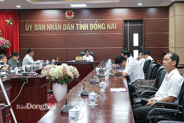Chủ tịch UBND tỉnh Cao Tiến Dũng chủ trì hội nghị tại điểm cầu Đồng Nai. Ảnh: Phạm Tùng