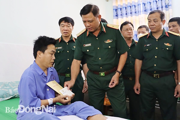  Thiếu tướng Nguyễn Trường Thắng thăm, động viên và tặng quà cho thượng úy Ngô Công Tấn tại Bệnh viện 7B