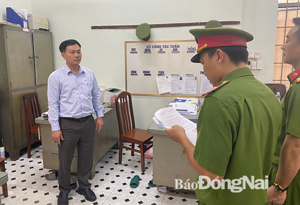 Công an đọc lệnh bắt tạm giam đối với ông Nguyễn Văn Hồng
