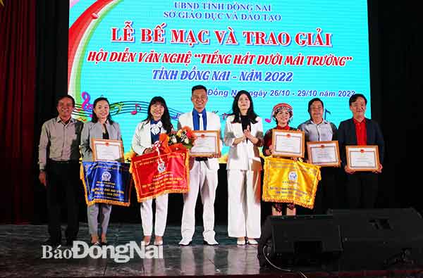 Ban tổ chức trao giải cho các tập thể và cá nhân tham gia hội diễn Tiếng hát dưới mái trường tỉnh Đồng Nai năm 2022. Ảnh: My Ny
