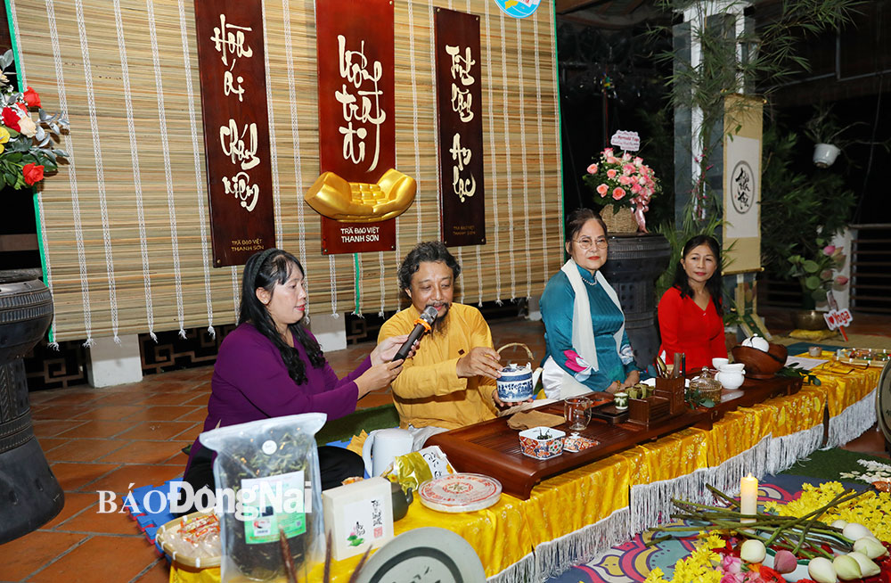 Nghệ nhân hướng dẫn nghệ thuật pha trà và thưởng trà thông qua một số loại như: trà Phú Hội (danh trà của tỉnh Đồng Nai)