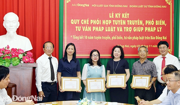 Tổng biên tập Báo Đồng Nai Đào Văn Tuấn tặng giấy khen cho các cá nhân tích cực tham gia công tác tuyên truyền, phổ biến giáo dục pháp luật trên Báo Đồng Nai