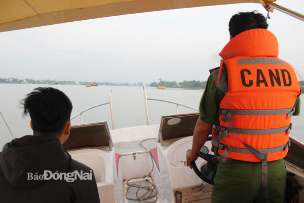 Trinh sát Đội Cảnh sát kinh tế, môi trường Công an TP.Biên Hòa sử dụng ca nô tuần tra trên sông Đồng Nai. Ảnh: T.Danh
