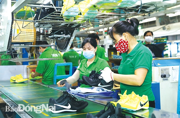 Công nhân Công ty TNHH Changshin Việt Nam (xã Thạnh Phú, H.Vĩnh Cửu) trên chuyền sản xuất