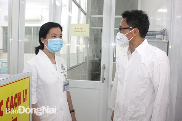 BS Phạm Thị Kiều Trang, Trưởng khoa Hồi sức tích cực chống độc Bệnh viện Nhi đồng Đồng Nai báo cáo tình hình hoạt động của đơn vị với Phó thủ tướng Chính phủ Vũ Đức Đam nhân dịp Phó thủ tướng thăm bệnh viện hồi tháng 9-2022