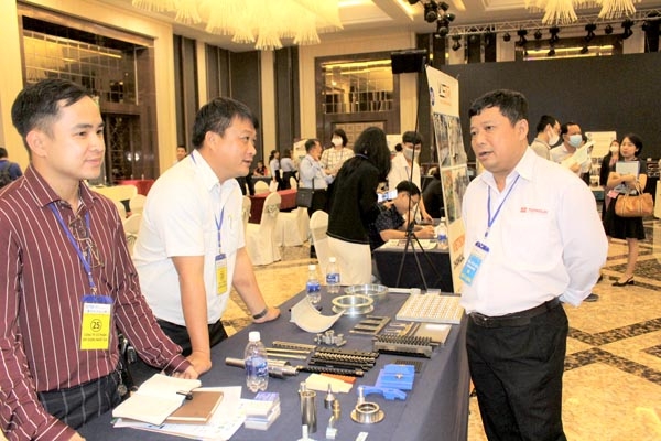 Ông Bùi Vĩnh Nhật (giữa) giới thiệu về các sản phẩm của Nhật Gia tại hội nghị giao thương doanh nghiệp Việt - Nhật do UBND tỉnh tổ chức vào đầu tháng 11 vừa qua. Ảnh: V.Thế
