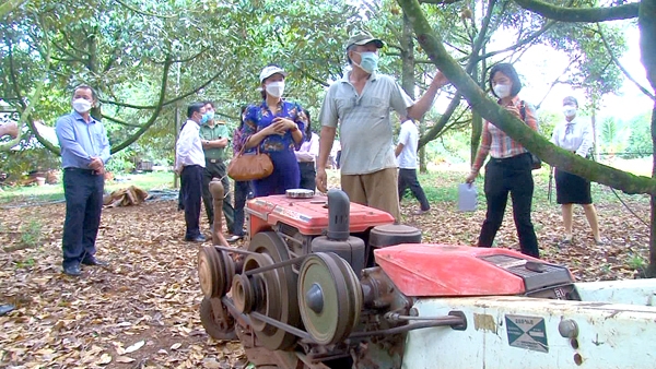 Các đại biểu thuộc sở, ngành của tỉnh và H.Xuân Lộc tham quan mô hình máy cắt cỏ tự động của nông dân Bùi Văn Luyện