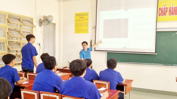 Thầy giáo Đào Huy Tâm, công tác tại Trường trung cấp Kinh tế kỹ thuật số 2 (P.Tân Mai, TP.Biên Hòa) trong giờ dạy học. Ảnh: L.Mai