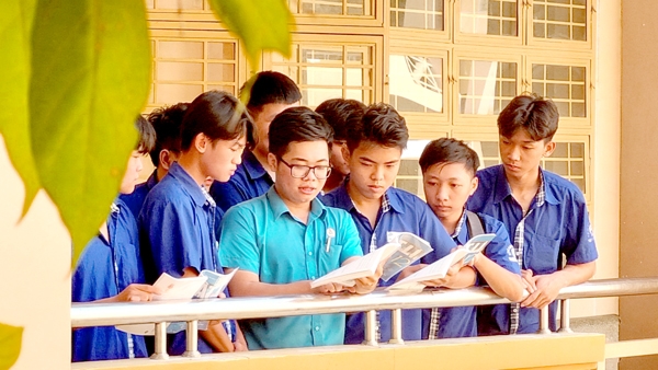 Thầy giáo Đào Huy Tâm cùng các bạn học sinh trao đổi kiến thức sau những giờ nghỉ giải lao