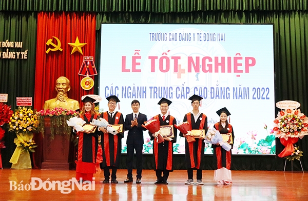 Thầy Nguyễn Hồng Quang, Hiệu trưởng nhà trường khen thưởng các sinh viên có thành tích học tập xuất sắc