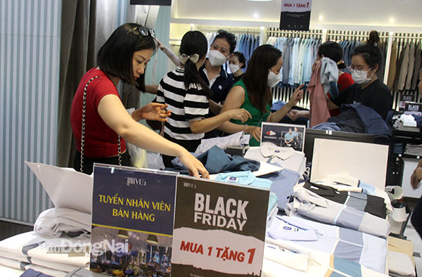 Người dân chọn mua các sản phẩm tại một cửa hàng thời trang ở Vincom Biên Hòa trong đợt khuyến mãi Black Friday vào sáng 25-11. Ảnh: Hải Hà
