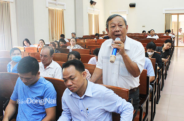 Đại diện HTX vùng trồng sầu riêng tại TP.Long Khánh phát biểu tại hội thảo. Ảnh: B.Nguyên