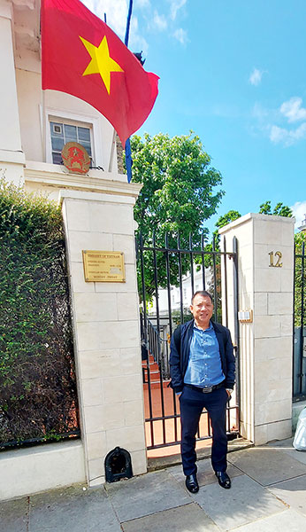 Tác giả tại Đại sứ quán Việt Nam ở Vương quốc Anh