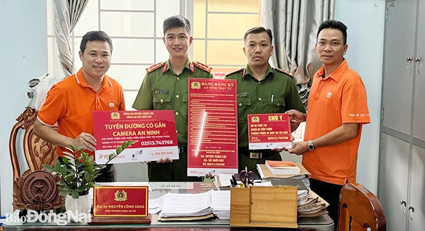  Lãnh đạo công an xã Suối Cát tiếp nhận các bảng báo từ đơn vị FPT