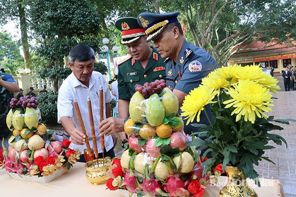 Đại diện Bộ Quốc phòng 2 nước và Phó bí thư thường trực Tỉnh ủy Hồ Thanh Sơn dâng hương tại buổi lễ