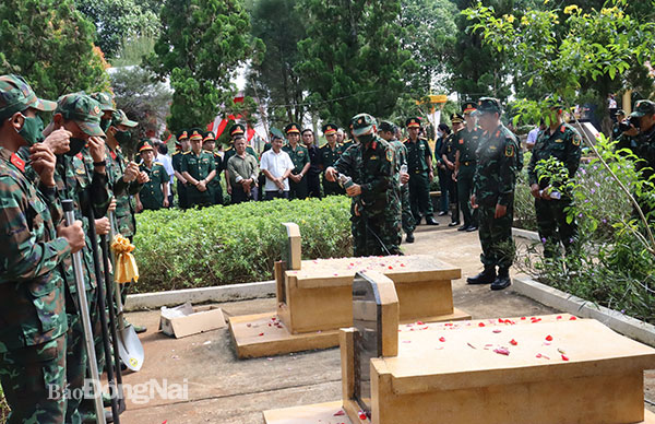 Các đại biểu chứng kiến lễ cất bốc hồi hương hài cốt 49 chiến sĩ trở về Campuchia