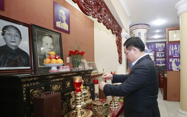 Chủ tịch Quốc hội Vương Đình Huệ dâng hương tưởng nhớ cố Chủ tịch Quốc hội Nguyễn Hữu Thọ. Ảnh: TTXVN