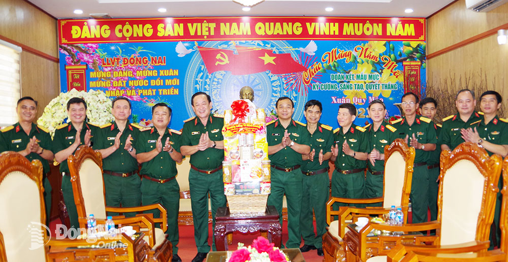 Thượng tướng Võ Minh Lương chúc Tết tại Bộ Chỉ huy quân sự tỉnh