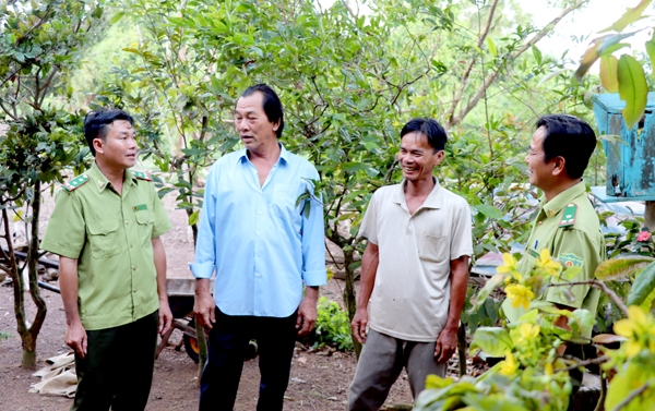 Tổ trưởng phụ trách cộng đồng dân cư trên đảo Bà Hương Nguyễn Văn Rô (thứ 2 từ trái qua) chia sẻ về đời sống sinh hoạt của bà con trên đảo