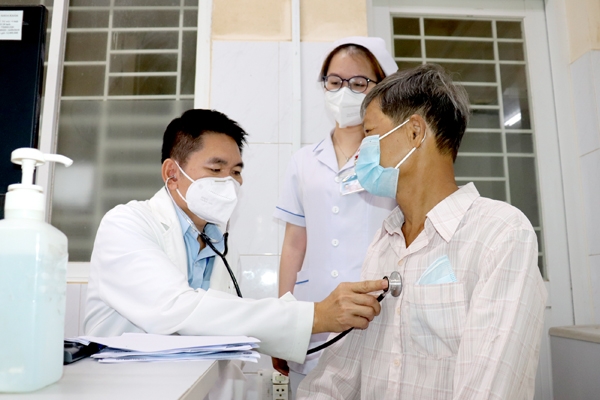 BS Hồ Văn Hải, Phó trưởng khoa Cấp cứu Bệnh viện Đa khoa khu vực Long Khánh khám cho bệnh nhân