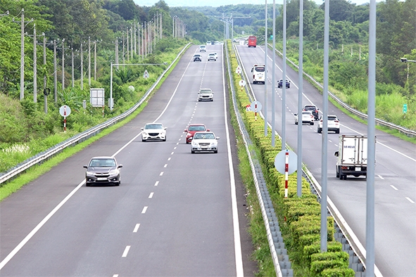 Đường cao tốc TP.HCM - Long Thành - Dầu Giây kể từ khi đưa vào khai thác đã đóng vai trò quan trọng trong việc thúc đẩy phát triển kinh tế - xã hội của tỉnh
