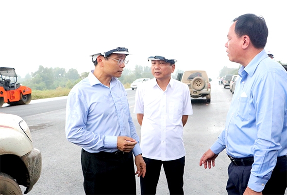 Bộ trưởng GT-VT Nguyễn Văn Thắng (bìa trái) trao đổi với Phó chủ tịch UBND tỉnh Võ Tấn Đức (bìa phải) tại chuyến đi kiểm tra thực tế