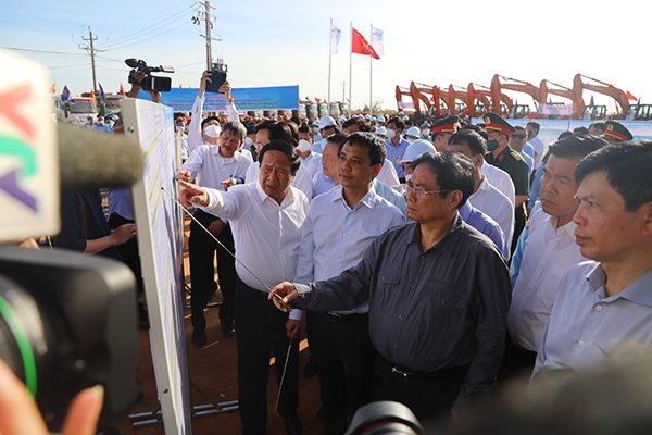 Thủ tướng Chính phủ Phạm Minh Chính và Phó thủ tướng Lê Văn Thành trao đổi với đơn vị thi công dự án Sân bay Long Thành ngày 6-2-2022 . Ảnh: Huy Anh