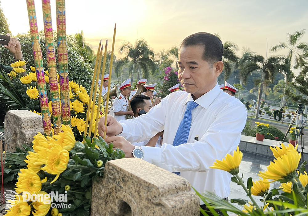 Chủ tịch HĐND tỉnh Thái Bảo dâng hương viếng liệt sĩ